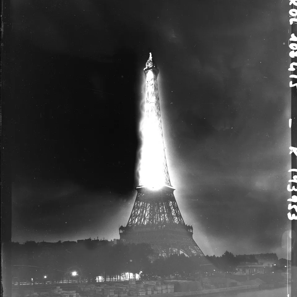 The Eiffel Tower illuminated with the vertical Citroën name in 1925